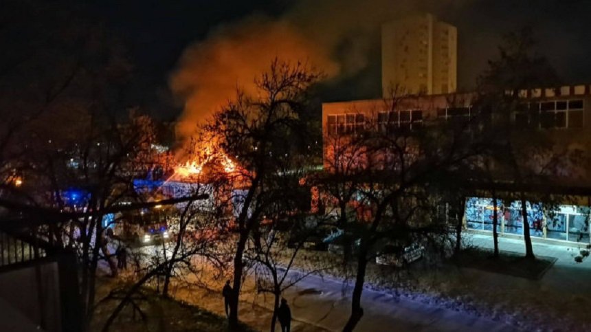 Пожар събуди квартал в Пловдив – пламна сграда на ресторант (СНИМКИ/ВИДЕО)