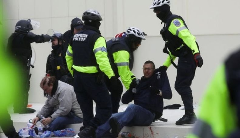 Американски полицай бе уволнен заради подкрепа за безредиците в Капитолия в социална мрежа