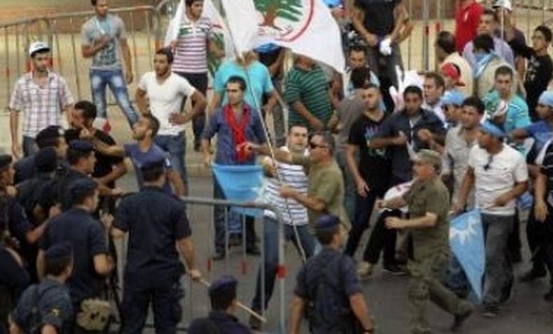 Над 200 пострадали при сблъсъци между демонстранти и полиция в Ливан