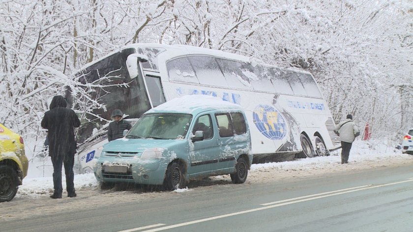 Пътнически автобус за Букурещ катастрофира на пътя Русе-Бяла (СНИМКИ)