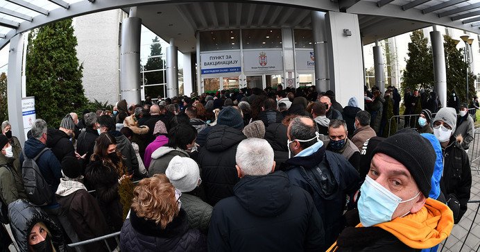 В Белград се извиха опашки за ваксиниране срещу COVID-19