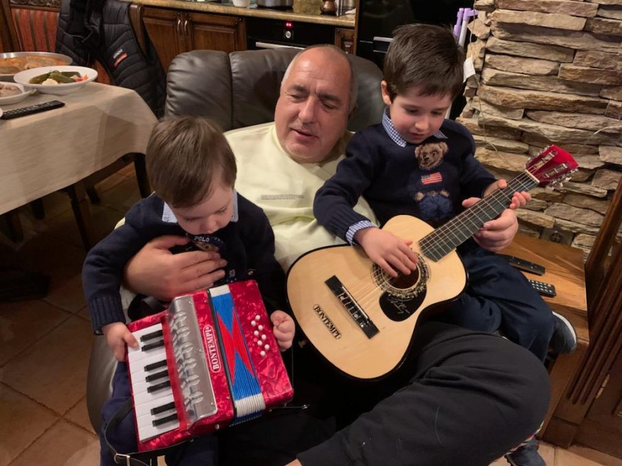 САМО В ПИК И РЕТРО: Малкият Бойко става на 5 (СНИМКИ)