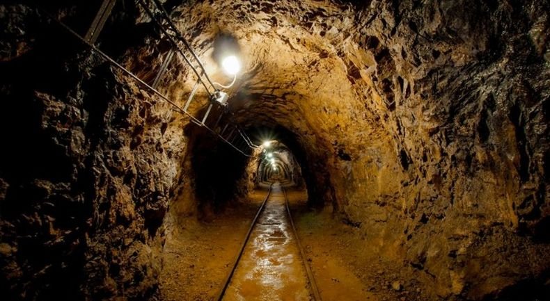 Най-малко 10 миньори са блокирани от свлачище във въглищна мина в Индонезия