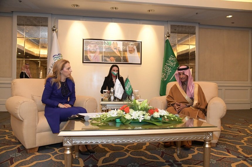 Марияна Николова се срещна с колегата си Ахмед Ал Хатиб и поднесе почитания от името на премиера Борисов към кралската фамилия (СНИМКИ)