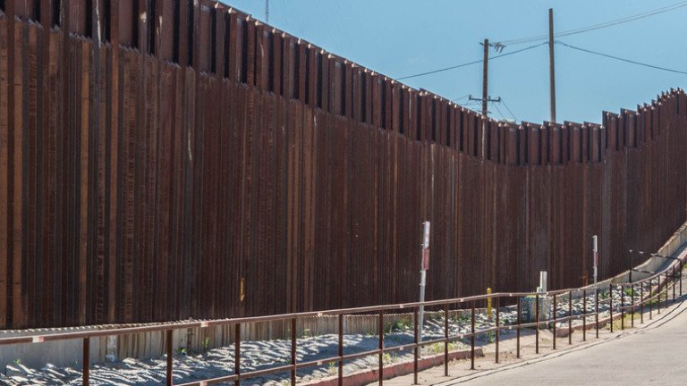 Спряна е работата по граничната стена между САЩ и Мексико