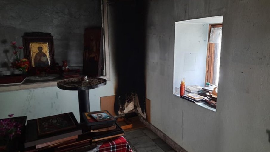 Опожариха иконите в параклиса над Сопот