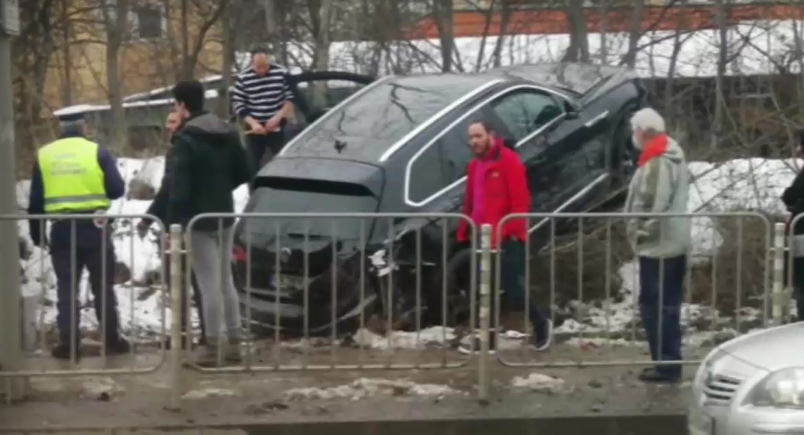 ОТ ПОСЛЕДНИТЕ МИНУТИ: Джип катастрофира на Черни връх в София