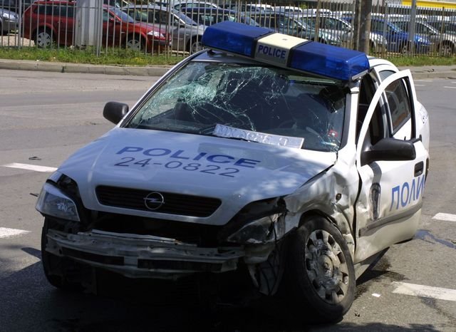 Полицаи са в болница след катастрофа на кръстовище в София