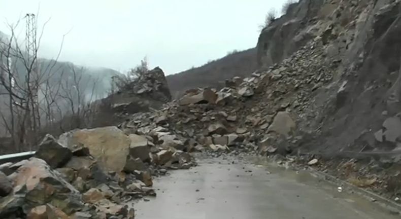 АДЪТ НА СРУТИЩАТА ПРОДЪЛЖАВА: Пускат движението по Струма в понеделник