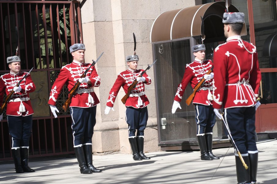 Търсят се гвардейци: Ръст 175-185 см, със средно образование, неосъждани