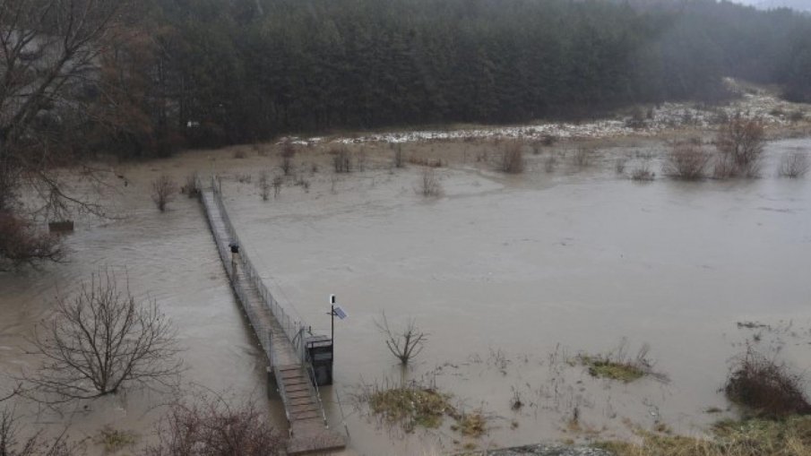 Превантивно укрепват дигата на язовир Суходол