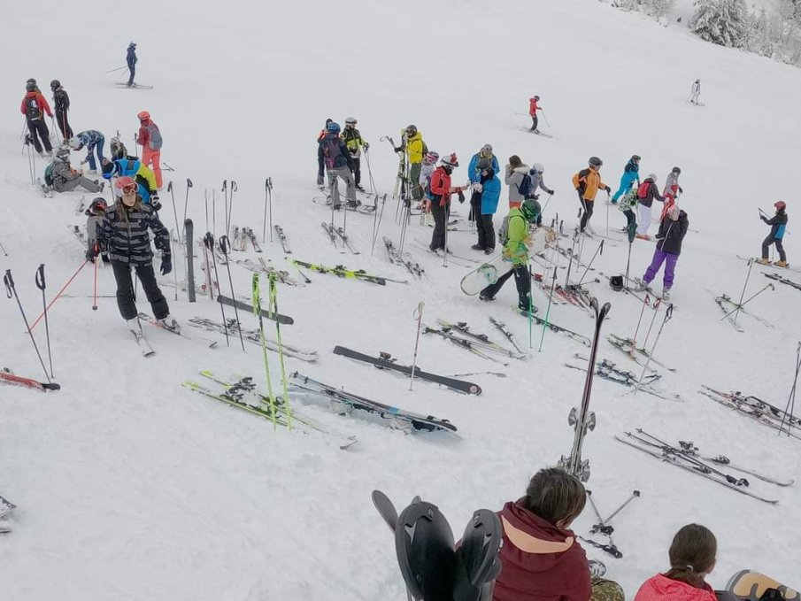 Скиорите на лифта в Банско спазват дистанция