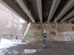 Опасни ледени висулки застрашават перничани