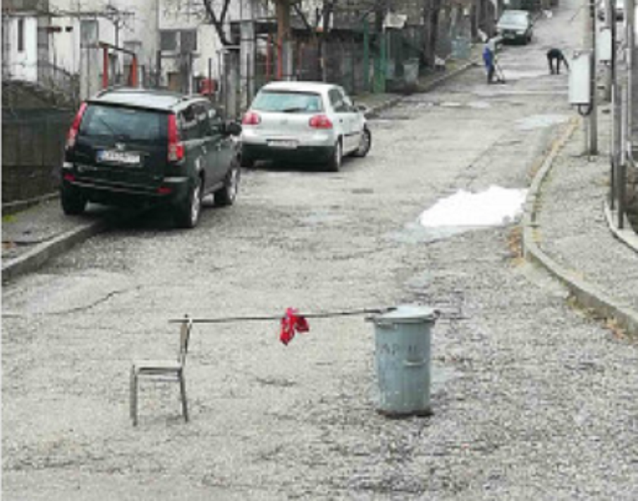 Комшии викнаха неволята, сами си циментираха дупките по разбита улица в Девин