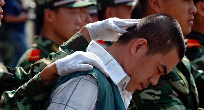 Китай изпълни смъртната присъда на топ банкер двуженец