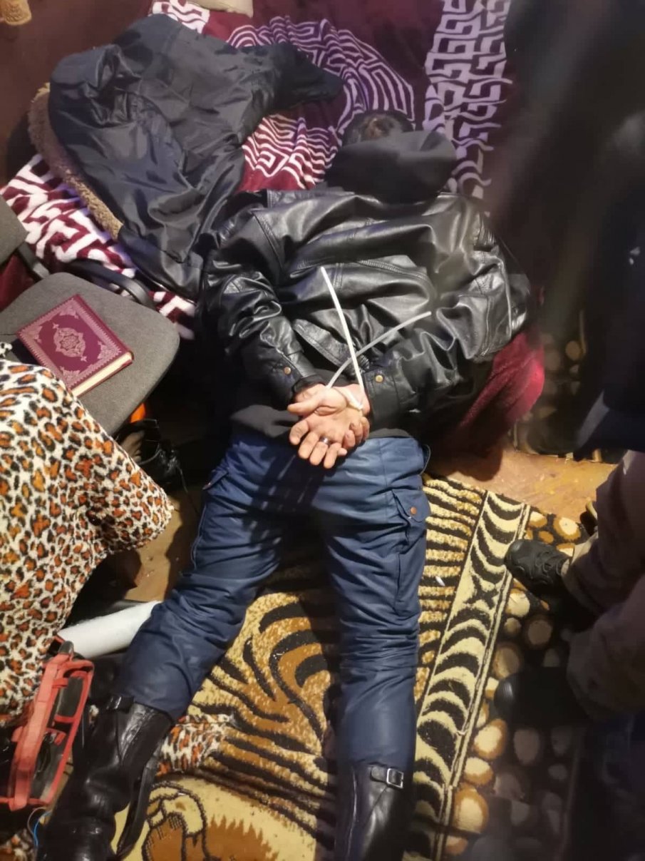 Заловиха осъждан, предрешен като полицай (СНИМКИ)