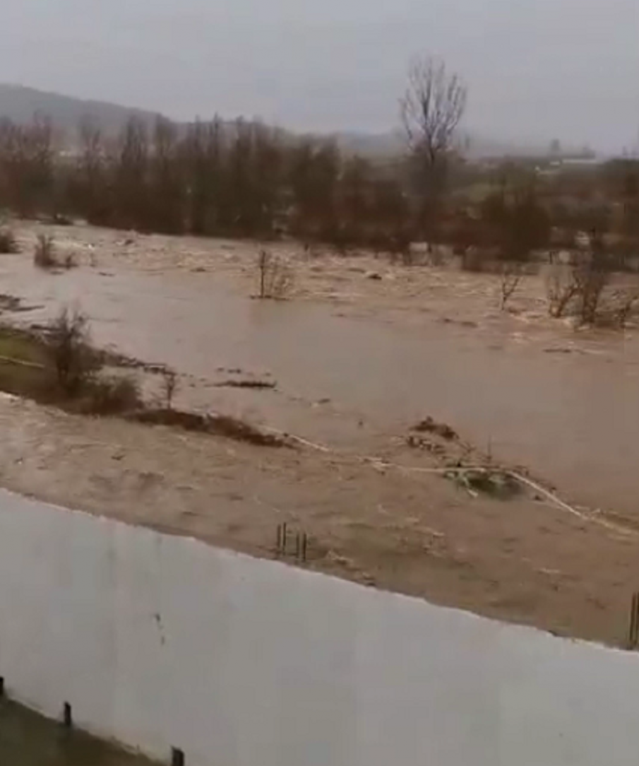 БЕДСТВИЕ: Кирково е под вода след осем часа проливен дъжд - няма ток, има и авария на водопровода