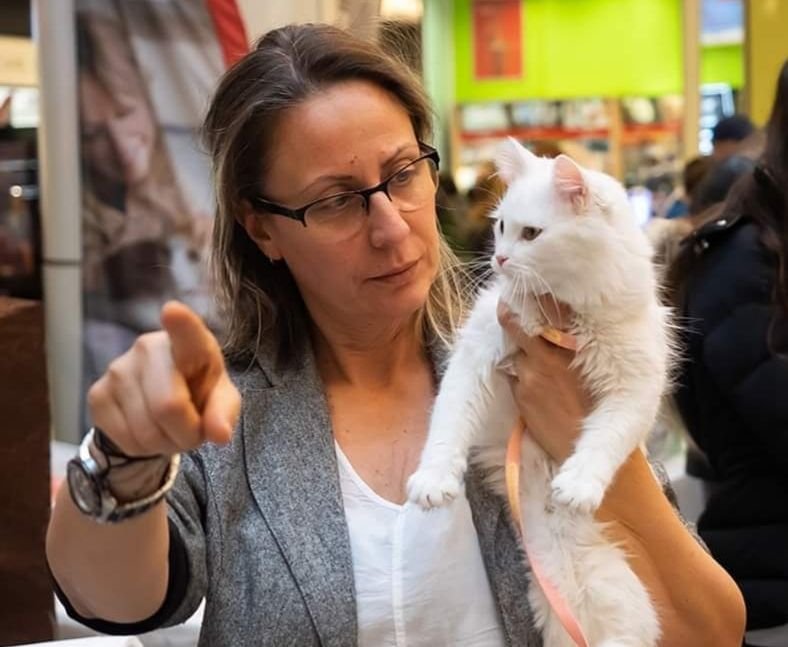 Гримьорката на звездите Силвия Стойчева: Да изхвърлиш котка е все едно да изхвърлиш дете или възрастен родител (СНИМКИ)