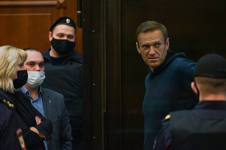 Вкарват в затвора поддръжник на Навални заради публикации в Туитър