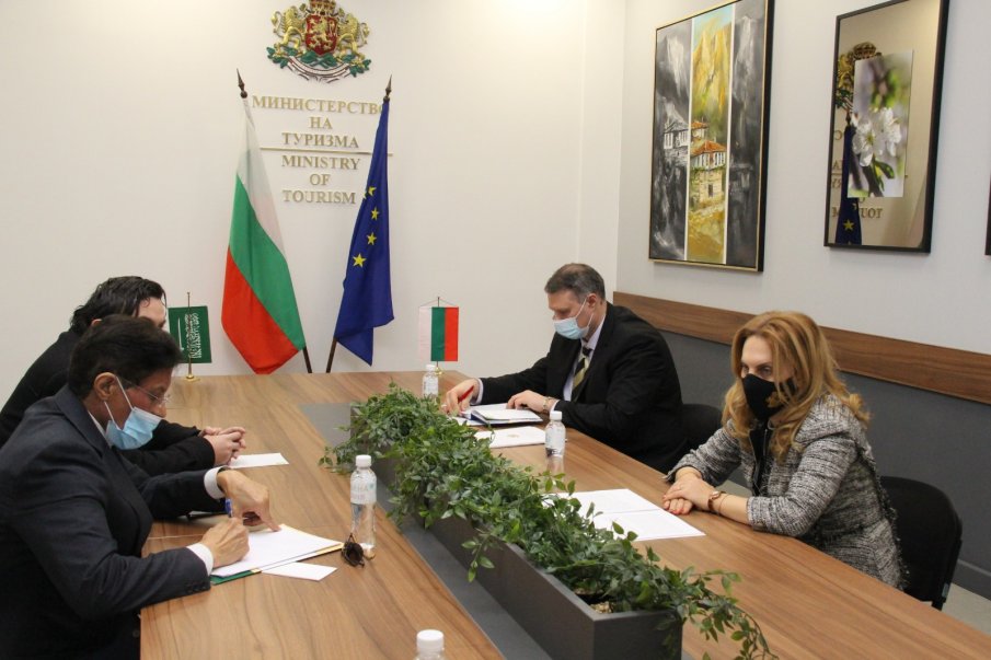 Вицепремиерът Марияна Николова разговаря с посланика на Саудитска Арабия
