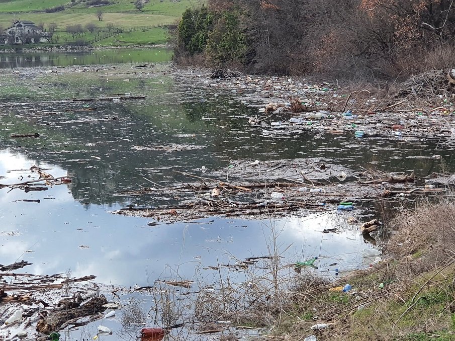 След проверка на МОСВ е дадено предписание за почистване на язовир „Кърджали“