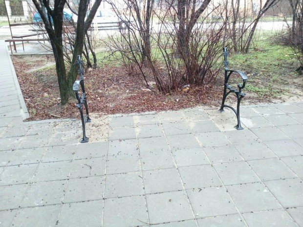 Задигнаха новите пейки пред читалище Васил Левски в Галата