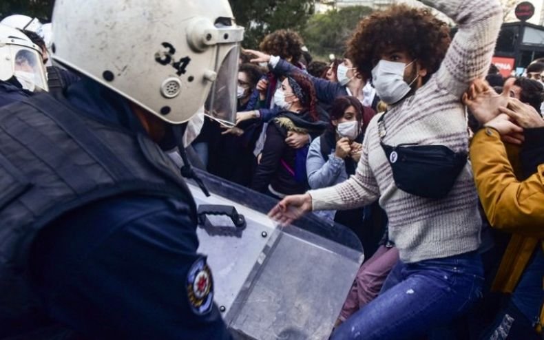 Продължават протестите на студенти в Истанбул