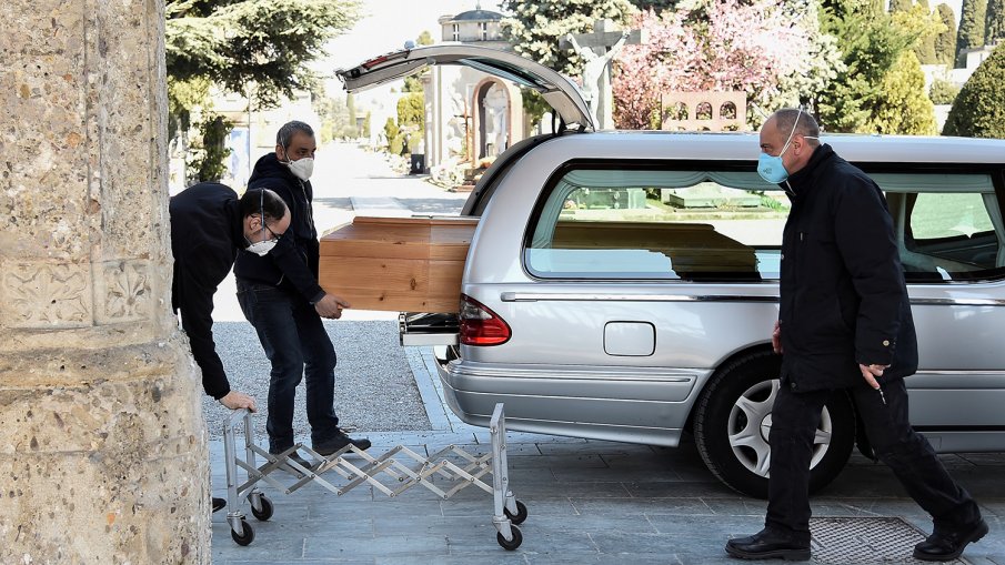 ШОК! Семейство погреба свой роднина, след 20 дни им се обадиха, че е станала грешка и човекът е жив