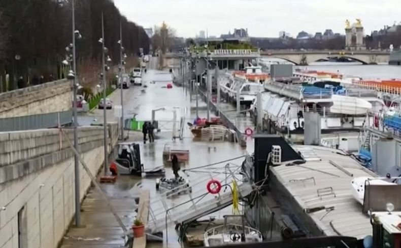 Река Сена преля в Париж