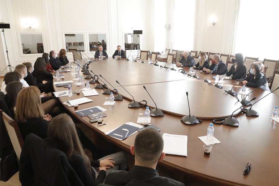 Студенти от УНСС влязоха в Народното събрание като стажанти в Парламентарната антикорупционна комисия (СНИМКИ)