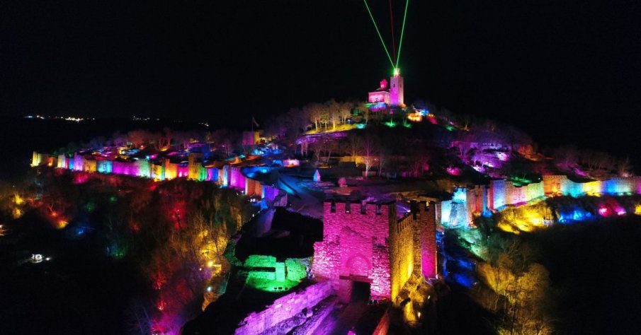 Пет безплатни прожекции на шоуто „Царевград Търнов - звук и светлина“