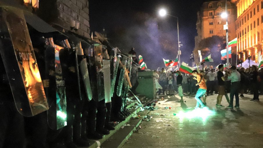 Предадоха на съд част от хулиганите, които хвърляха пиратки и бомбички срещу полицаите на протеста на 2 септември