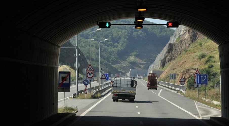 ОПАСНО: Аварийно спря токът в тунела Железница