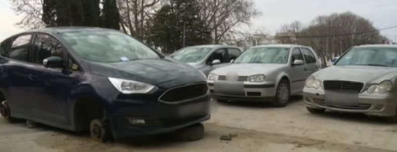 НА ТРУПЧЕТА! Във Варна крадат гумите на колите заедно с джантите