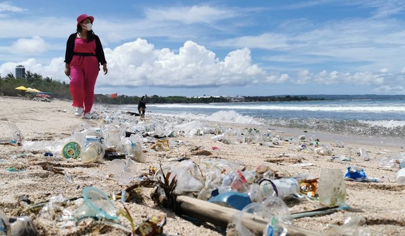 Най-красивите плажове в Бали се превърнаха в бунище (СНИМКИ)