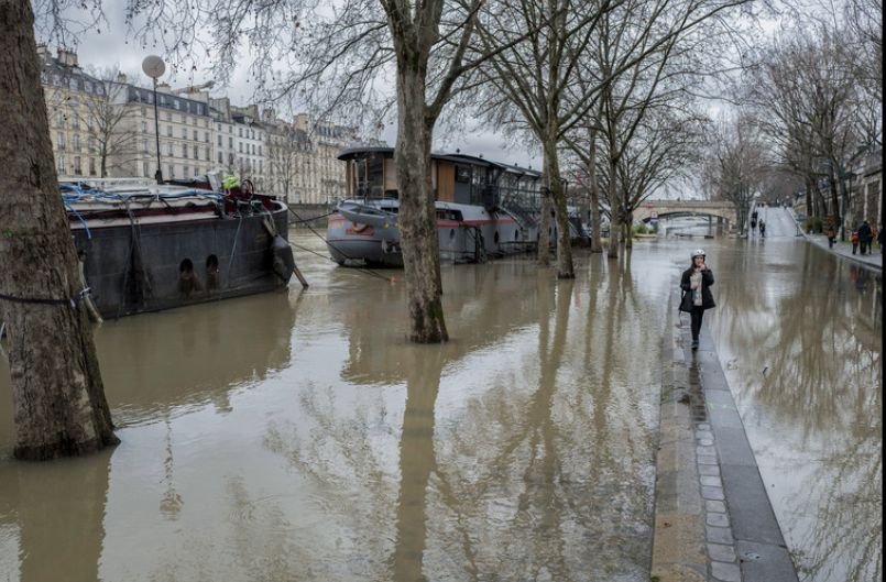 Франция е под вода, реките преливат и евакуират хората (ВИДЕО)