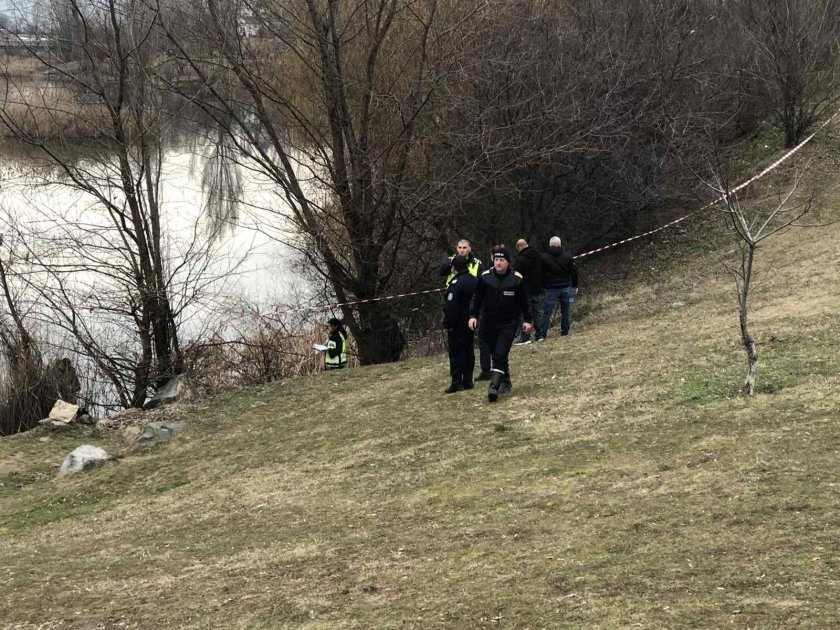 СТРАШНА НАХОДКА: Откриха труп на възрастен мъж до езерото в столичния кв. Дружба