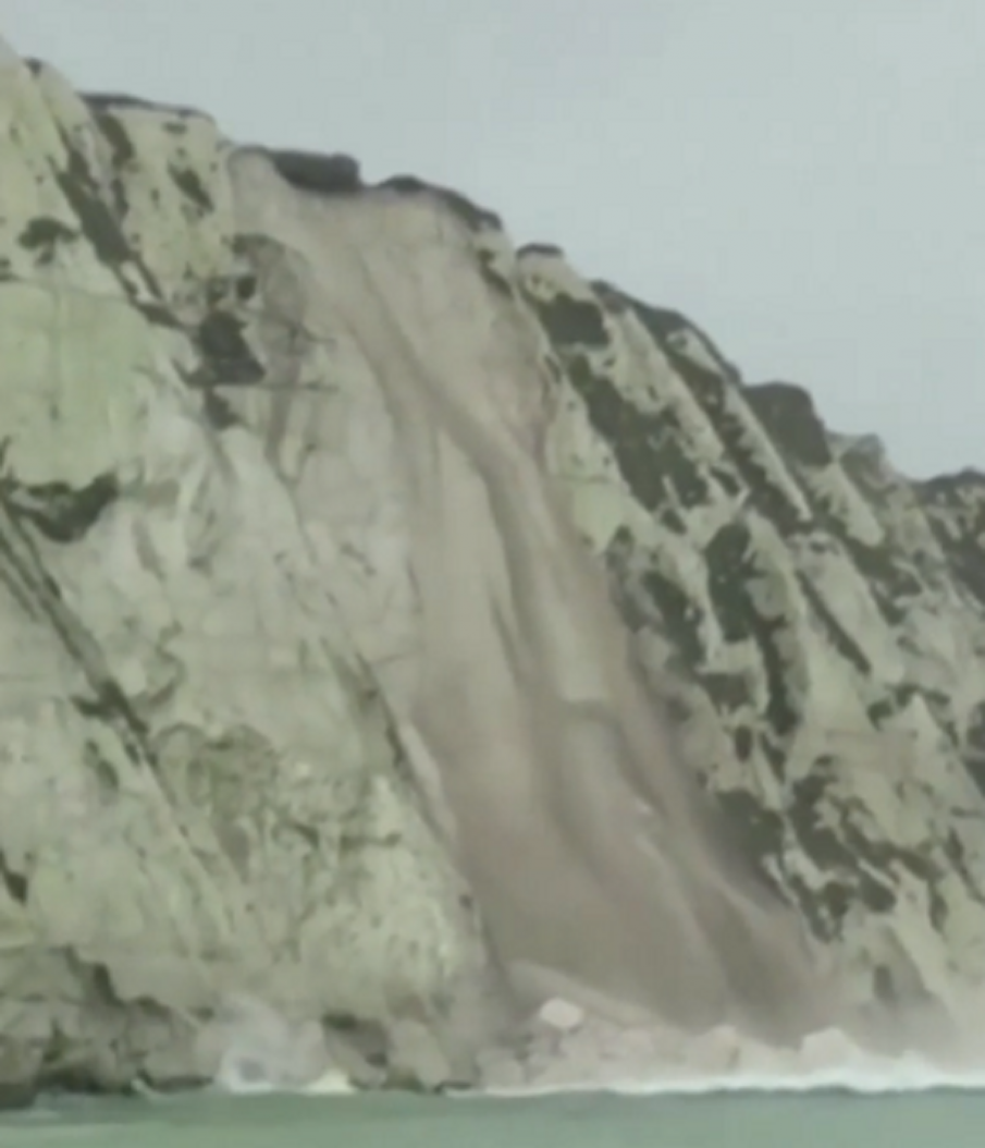 Част от Белите скали на Дувър се сурнаха зрелищно в Ламанша