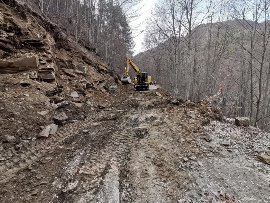 Ново срутище затвори пътя Девин - Кричим