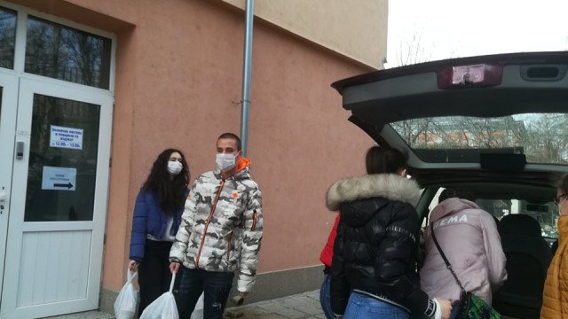 Ръст на COVID-19 в Хасково, ученици с акция - готвят за медиците