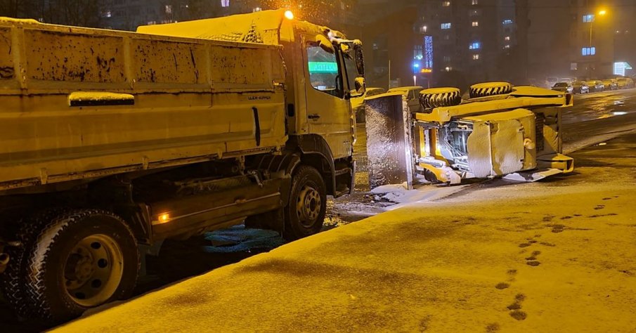 Ураганният вятър обърна багер в София