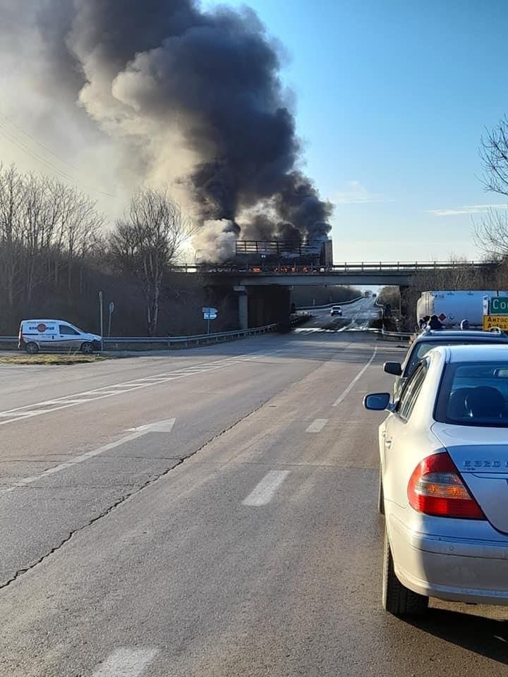ПЪРВО В ПИК: ТИР се запали на магистрала Хемус (ВИДЕО/СНИМКИ)