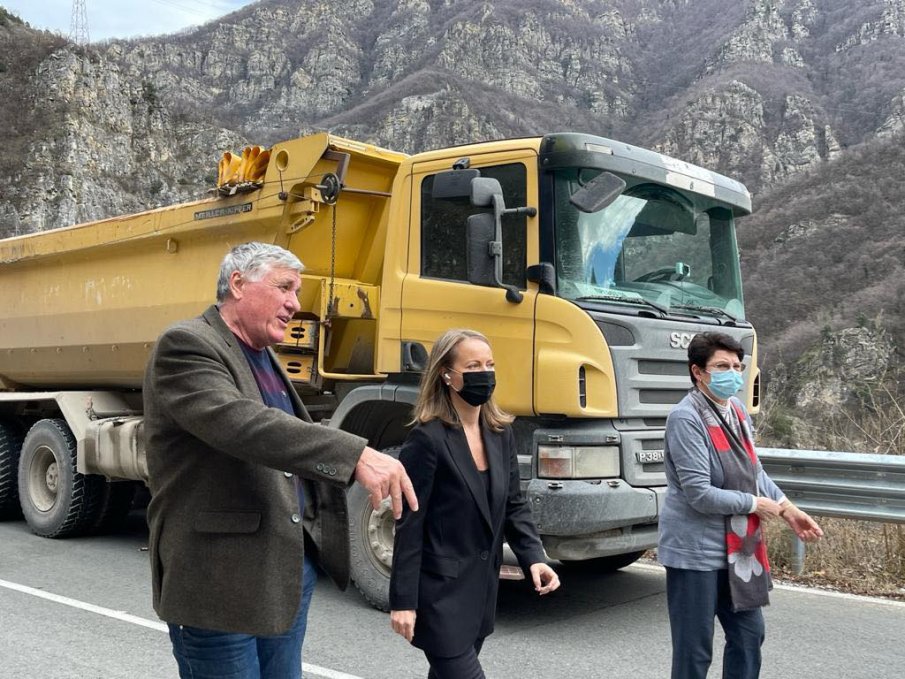 Започна укрепването на срутената подпорна стена по пътя Кричим – Девин