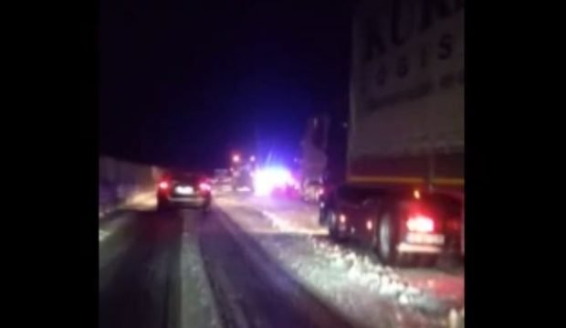 АД НА ТРАКИЯ: Преобърнат камион в снежната буря блокира движението, опашката от коли стигна 16 км