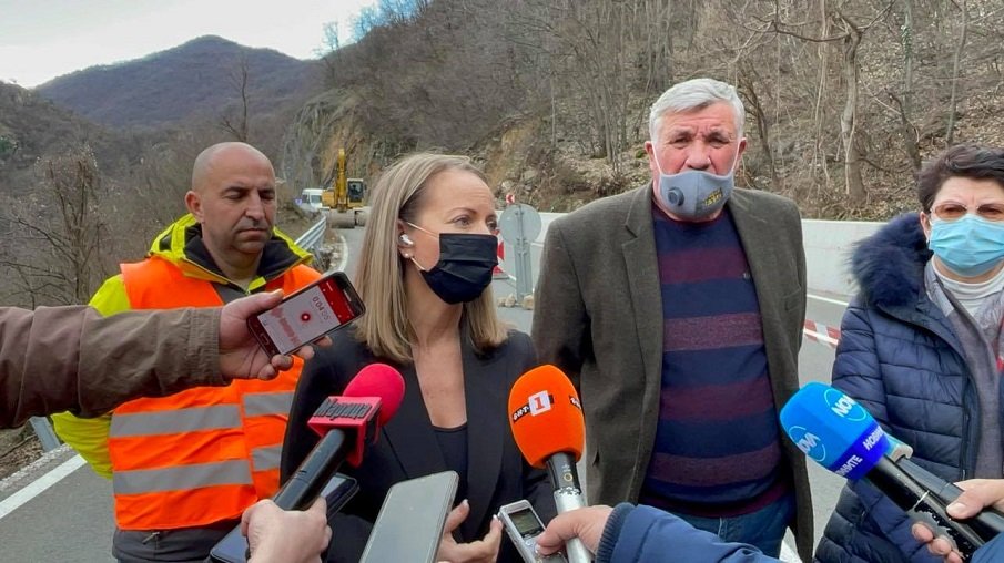 Започва укрепването на пропадналия участък от пътя Кричим-Девин (СНИМКИ)