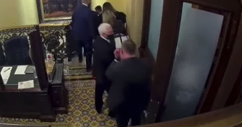 Показаха неизлъчвани кадри от Капитолия, от които става ясно, че тълпата е искала да екзекутира Майк Пенс (ВИДЕО)