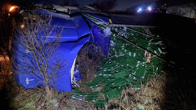 ТИР с ремарке се преобърна и затапи Подбалканския път