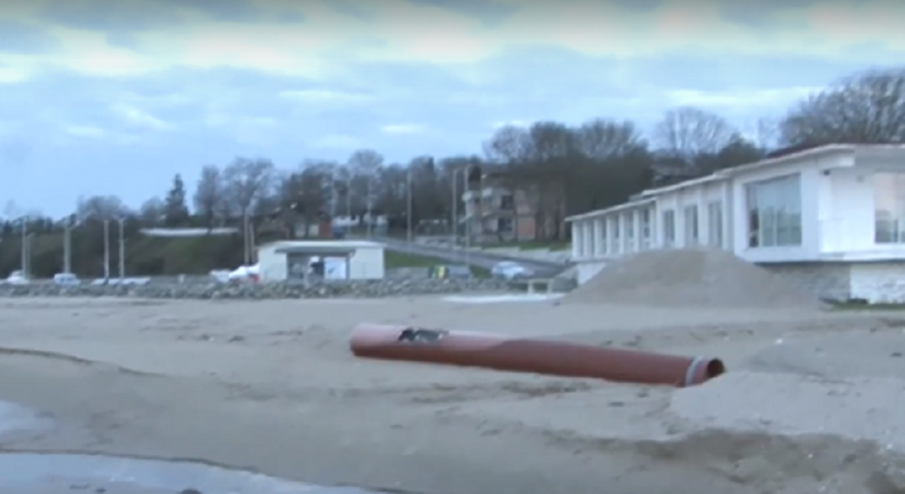 Безстопанствена тръба унищожи плажа в Крайморие