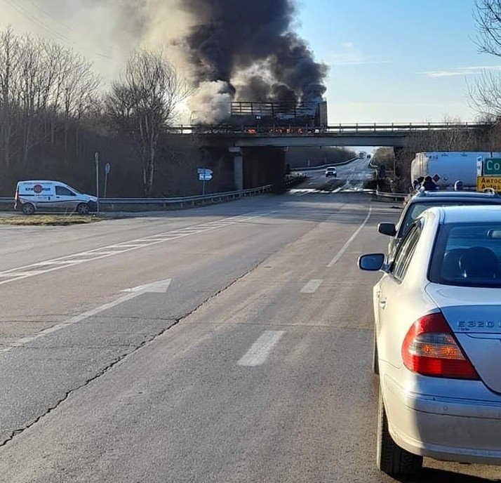 Възстановиха движението по АМ „Хемус“- подробности за изгорелия тир и за състоянието на шофьора