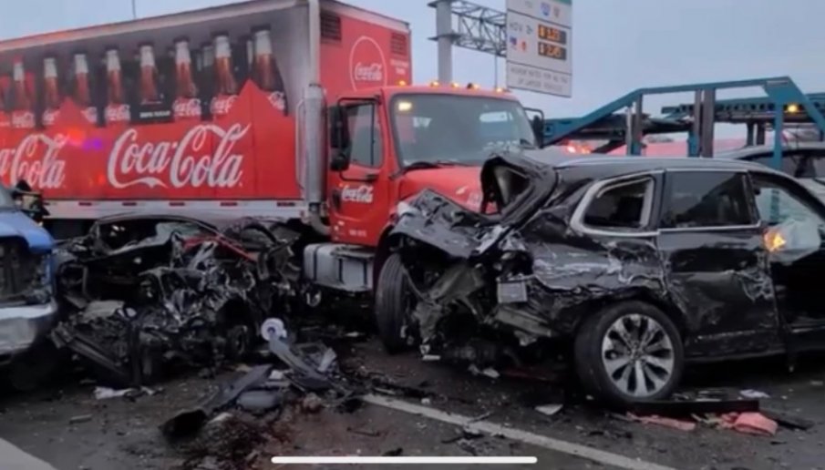 Зверско меле в Тексас: Петима са убити, над 30 са ранени в катастрофа(СНИМКИ/ВИДЕО)